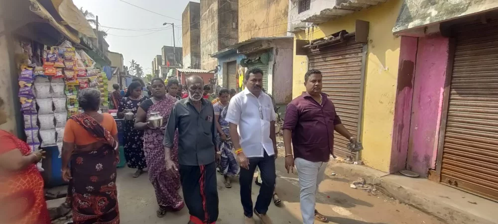 26/12/2004 சுனாமியால் உயர்நீத்த உறவுகளுக்கு 21 ஆம் ஆண்டு சுனாமி நினைவு தினம் பட்டினப்பாக்கம் முள்ளிகுப்பம் சீனிவாசபுரம் மீனவர்கள் நல சங்கம் சார்பில் அப்பகுதியில் மௌன ஊர்வலமும், உயிர் நீத்த உறவுகளுக்கு நினைவஞ்சலியும் செலுத்தப்பட்டது.