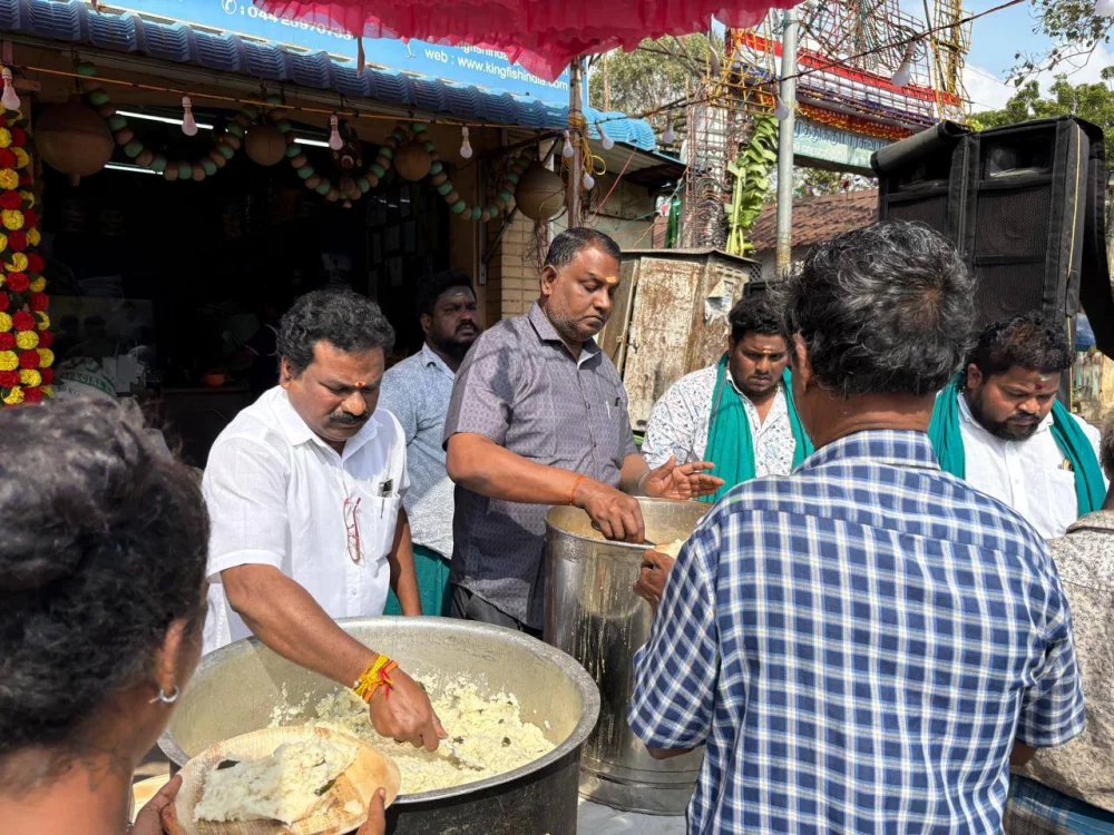 ஸ்ரீ கந்தசாமி முத்துக்குமாரசாமி திருக்கோயில் காசிமேடு வேடர்பறி உற்சவ திருவிழா முன்னிட்டு காலை அன்னதானம் கிங்ஃபிஷ் சார்பில் வழங்கப்பட்டது.