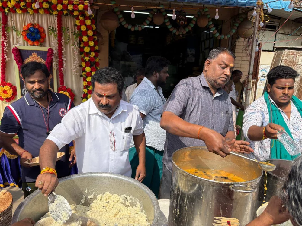 ஸ்ரீ கந்தசாமி முத்துக்குமாரசாமி திருக்கோயில் காசிமேடு வேடர்பறி உற்சவ திருவிழா முன்னிட்டு காலை அன்னதானம் கிங்ஃபிஷ் சார்பில் வழங்கப்பட்டது.