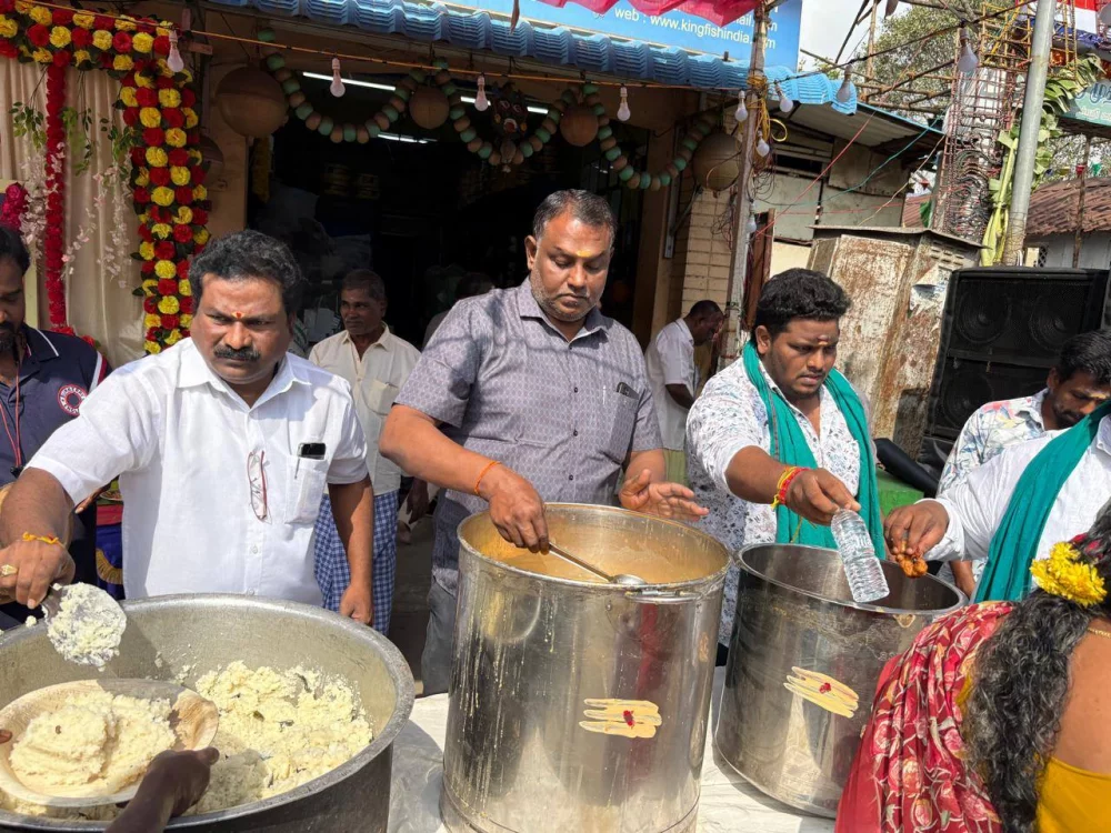 ஸ்ரீ கந்தசாமி முத்துக்குமாரசாமி திருக்கோயில் காசிமேடு வேடர்பறி உற்சவ திருவிழா முன்னிட்டு காலை அன்னதானம் கிங்ஃபிஷ் சார்பில் வழங்கப்பட்டது.