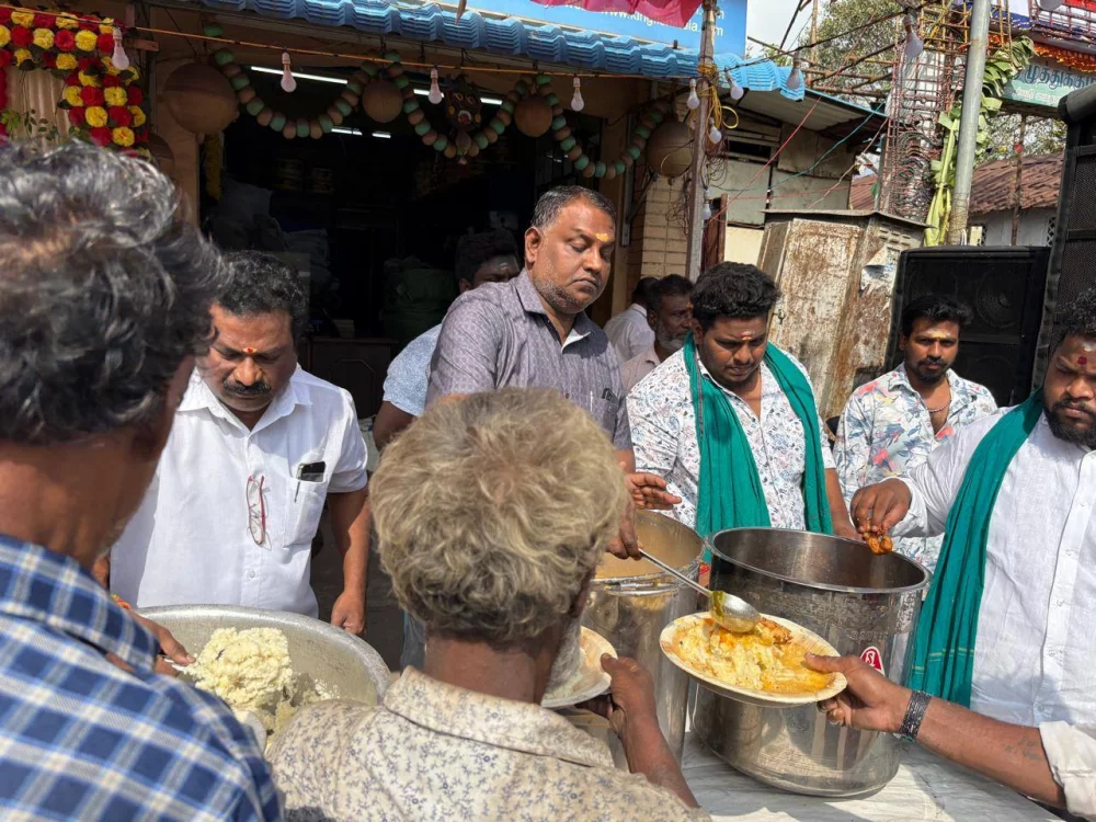 ஸ்ரீ கந்தசாமி முத்துக்குமாரசாமி திருக்கோயில் காசிமேடு வேடர்பறி உற்சவ திருவிழா முன்னிட்டு காலை அன்னதானம் கிங்ஃபிஷ் சார்பில் வழங்கப்பட்டது.
