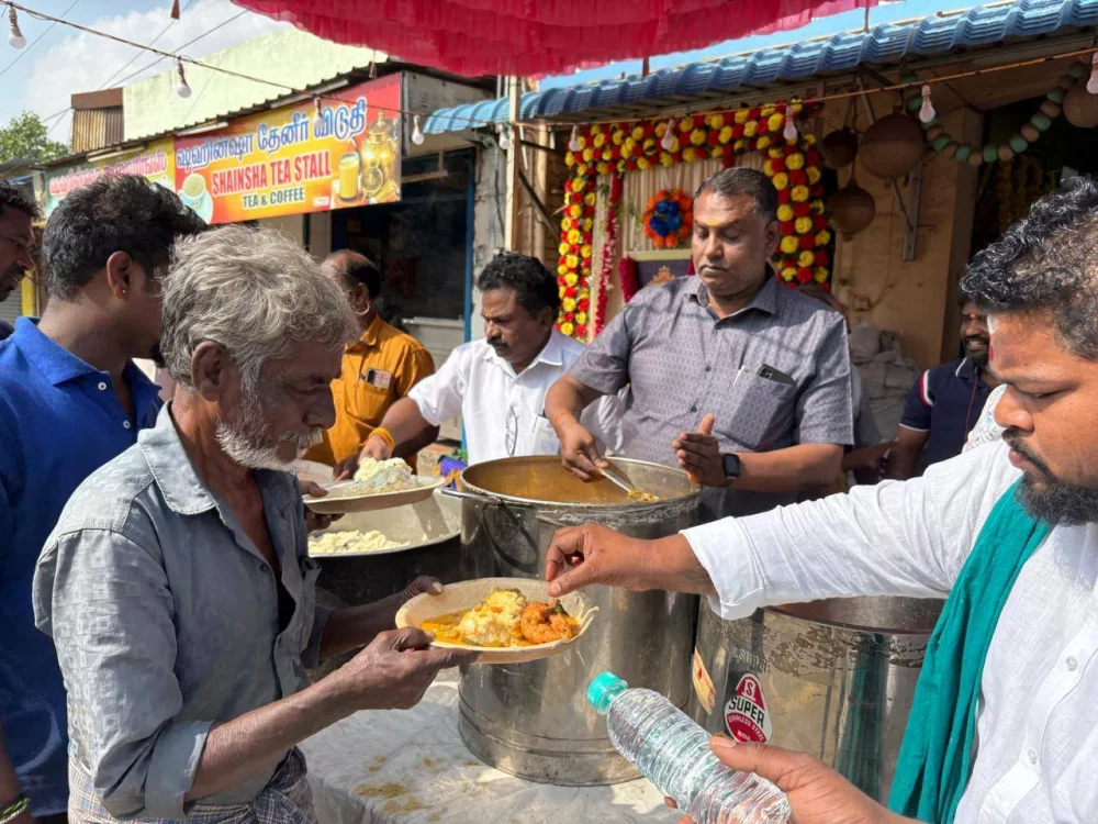 ஸ்ரீ கந்தசாமி முத்துக்குமாரசாமி திருக்கோயில் காசிமேடு வேடர்பறி உற்சவ திருவிழா முன்னிட்டு காலை அன்னதானம் கிங்ஃபிஷ் சார்பில் வழங்கப்பட்டது.