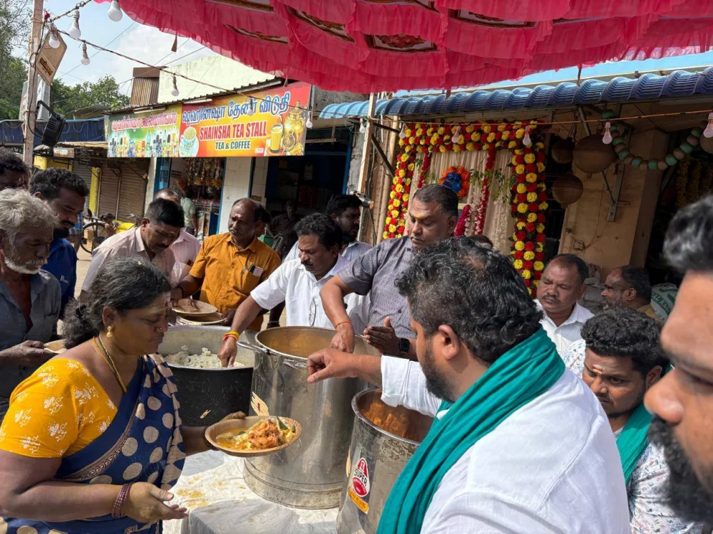 ஸ்ரீ கந்தசாமி முத்துக்குமாரசாமி திருக்கோயில் காசிமேடு வேடர்பறி உற்சவ திருவிழா முன்னிட்டு காலை அன்னதானம் கிங்ஃபிஷ் சார்பில் வழங்கப்பட்டது.
