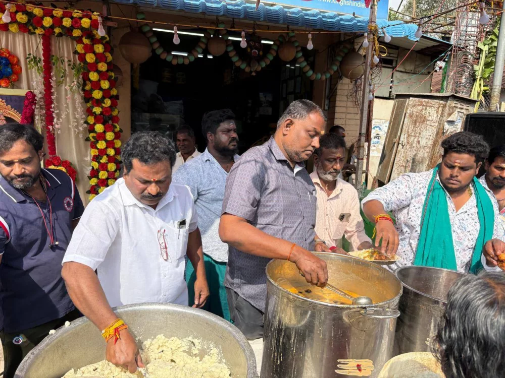 ஸ்ரீ கந்தசாமி முத்துக்குமாரசாமி திருக்கோயில் காசிமேடு வேடர்பறி உற்சவ திருவிழா முன்னிட்டு காலை அன்னதானம் கிங்ஃபிஷ் சார்பில் வழங்கப்பட்டது.