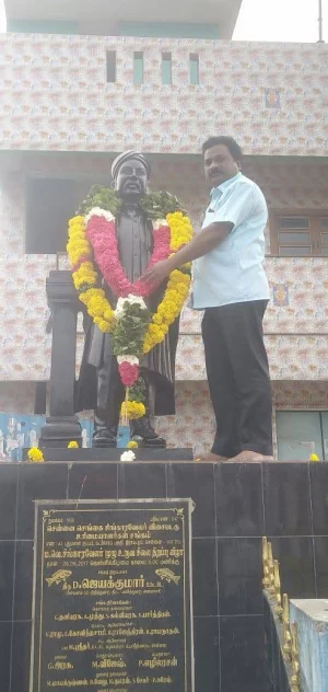 சிந்தனை சிற்பி ம.வே.சிங்காரவேலர் அவர்களின் 80 ஆண்டு நினைவு தினத்தை முன்னிட்டு சென்னை காசிமேடு மீன்பிடி துறைமுகத்துக்குள் அமைந்துள்ள அவருடைய திருவுருவ சிலைக்கு மலர் மாலை அணிவித்து மௌன அஞ்சலி செலுத்திய போது.