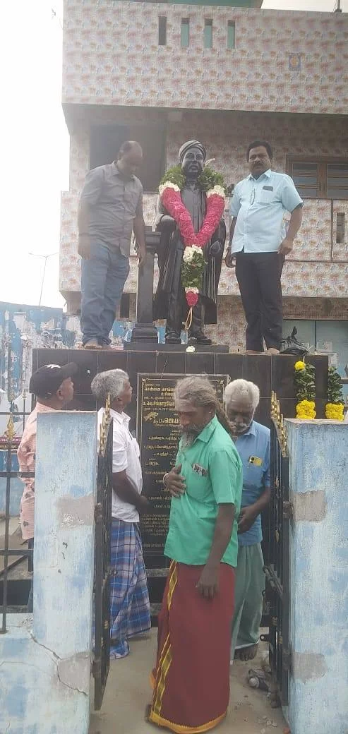 சிந்தனை சிற்பி ம.வே.சிங்காரவேலர் அவர்களின் 80 ஆண்டு நினைவு தினத்தை முன்னிட்டு சென்னை காசிமேடு மீன்பிடி துறைமுகத்துக்குள் அமைந்துள்ள அவருடைய திருவுருவ சிலைக்கு மலர் மாலை அணிவித்து மௌன அஞ்சலி செலுத்திய போது.