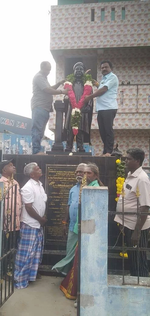 சிந்தனை சிற்பி ம.வே.சிங்காரவேலர் அவர்களின் 80 ஆண்டு நினைவு தினத்தை முன்னிட்டு சென்னை காசிமேடு மீன்பிடி துறைமுகத்துக்குள் அமைந்துள்ள அவருடைய திருவுருவ சிலைக்கு மலர் மாலை அணிவித்து மௌன அஞ்சலி செலுத்திய போது.