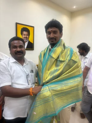 தமிழக வெற்றி கழகம் சார்பில் ஆலந்தூர் தொகுதியில் போட்டியிட்டு  சட்டமன்ற வேட்பாளராக வெற்றி பெற்ற அருமை தம்பி மாண்புமிகு ஹரிஷ் எம்எல்ஏ அவர்களை நேரில் சந்தித்து வாழ்த்து தெரிவித்த போது.