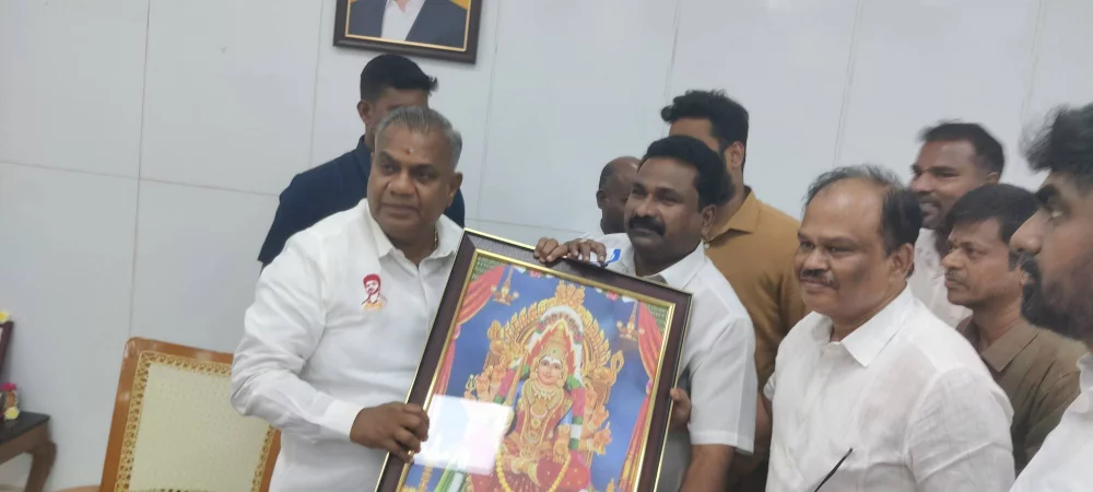தமிழ்நாடு ஊரக வளர்ச்சித் துறை மற்றும் நீர்வளத் துறை அமைச்சராக பொறுப்பேற்றுள்ள தமிழக வெற்றி கழகத்தின் பொதுச் செயலாளர் மரியாதைக்குரிய மாண்புமிகு புஸ்ஸி  என் ஆனந்த் அவர்களை நேரில் சந்தித்து வாழ்த்து கூறிய போது.