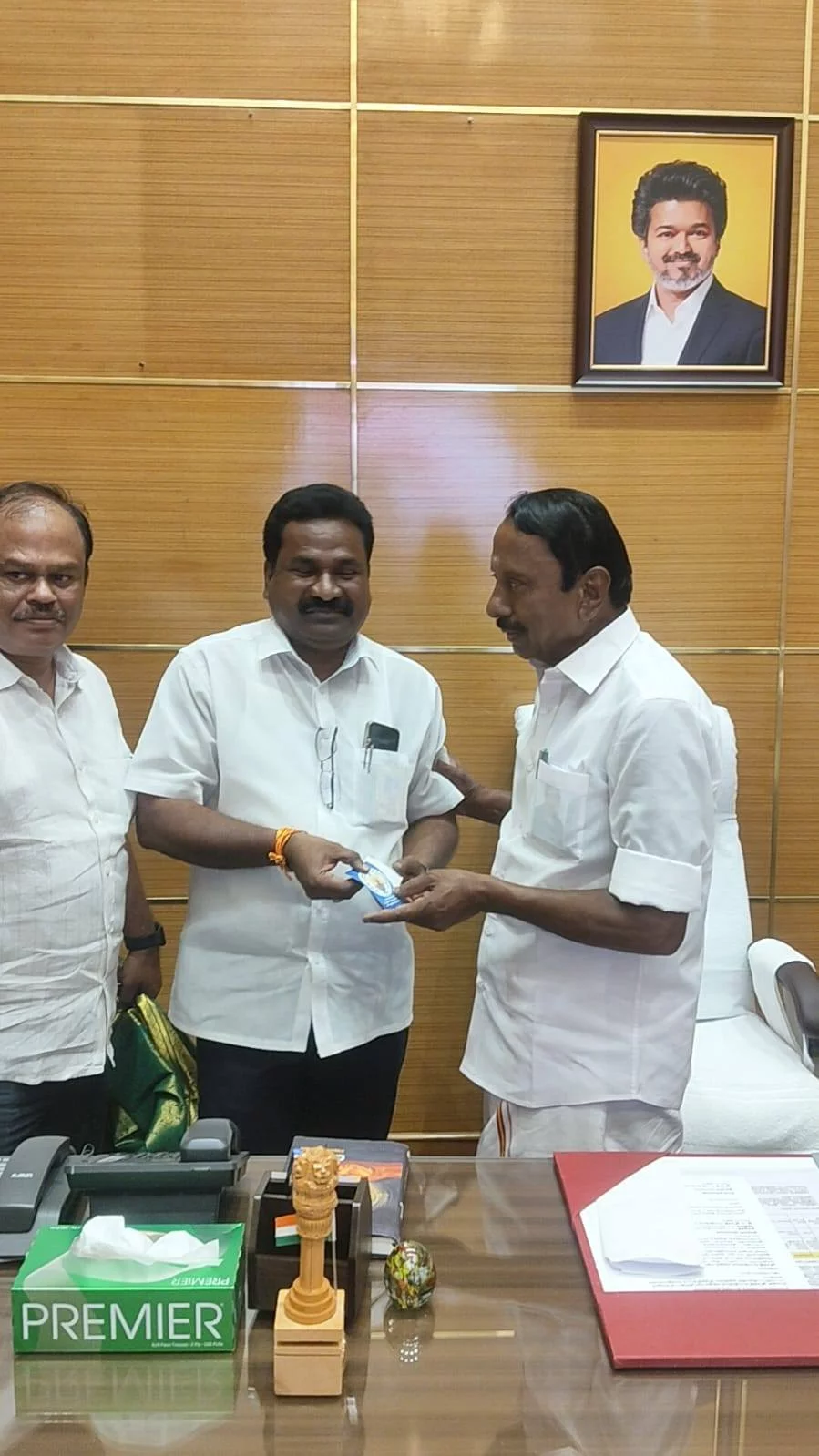 தமிழக அரசின் நிதித்துறை அமைச்சர் மரியாதைக்குரிய மாண்புமிகு செங்கோட்டையன் அவர்களை நேரில் சந்தித்து வாழ்த்து தெரிவித்த போது.
