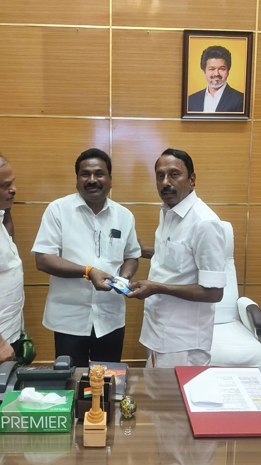 தமிழக அரசின் நிதித்துறை அமைச்சர் மரியாதைக்குரிய மாண்புமிகு செங்கோட்டையன் அவர்களை நேரில் சந்தித்து வாழ்த்து தெரிவித்த போது.