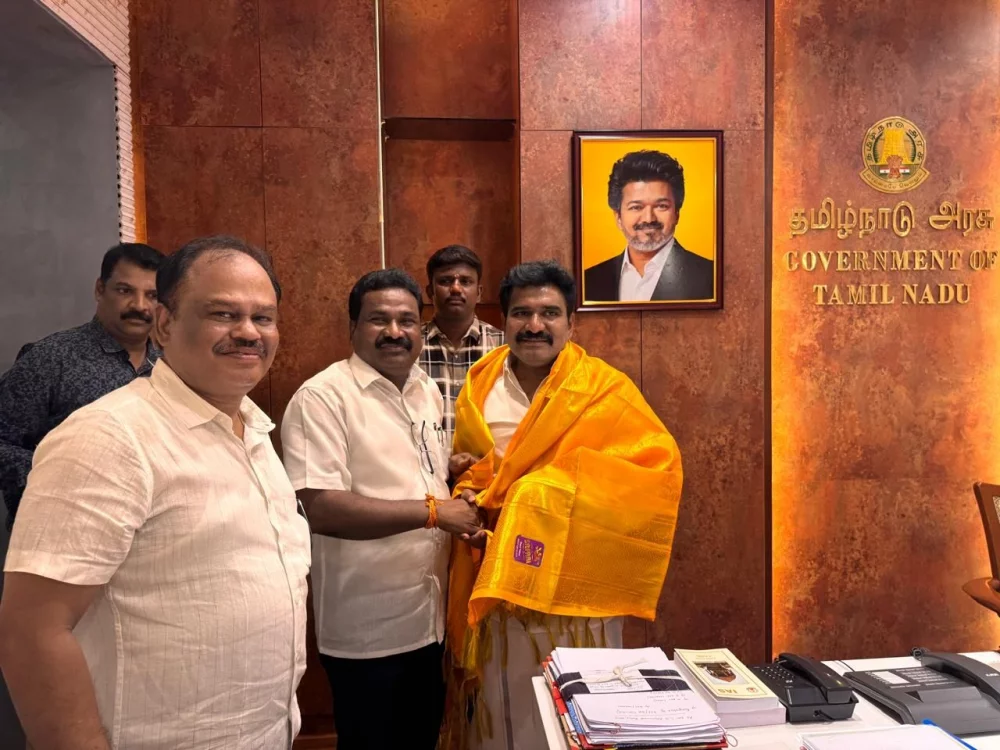 தமிழ்நாடு அரசின் எரிசக்தி  மற்றும் சட்டத்துறை அமைச்சர் மாண்புமிகு  CTR நிர்மல் குமார் அவர்களை நேரில் சந்தித்து வாழ்த்து தெரிவித்த போது.