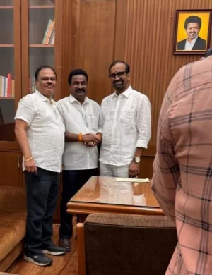 தமிழ்நாடு அரசின் உணவு பொருள்மற்றும் குடிமை பொருள் வழங்கல் துறை அமைச்சர் மரியாதைக்குரிய மாண்புமிகு வெங்கடரமணன் அவர்களை நேரில் சந்தித்து வாழ்த்து தெரிவித்த போது.