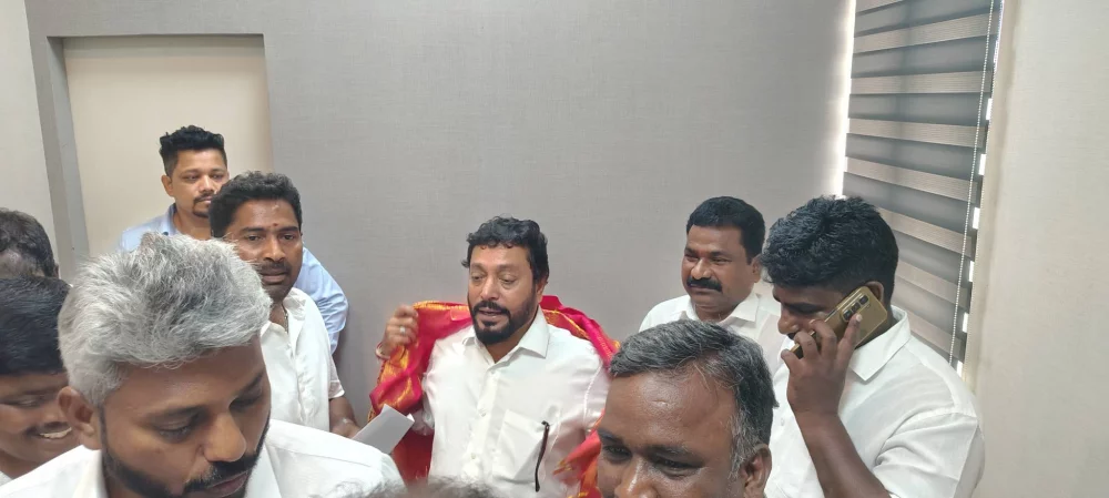 ஆந்திர அரசு கொண்டுவந்துள்ள தமிழக  மீனவர்களுக்கு எதிரான சட்டத்தால் பாதிக்கும் சென்னை விசைப்படகு மீனவர்களின் வாழ்வாதாரமான தொழில் பாதிப்பை மாண்புமிகு தமிழக முதல்வர் அவர்களின் கவனத்திற்கு கொண்டு சென்று ஆந்திர முதலமைச்சர் இடம் பேச்சுவார்த்தை நடத்த வேண்டி .