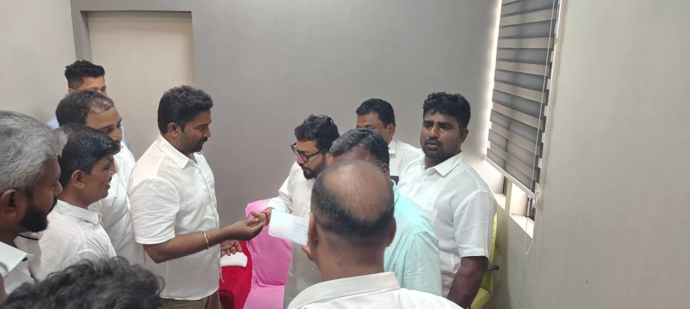 ஆந்திர அரசு கொண்டுவந்துள்ள தமிழக  மீனவர்களுக்கு எதிரான சட்டத்தால் பாதிக்கும் சென்னை விசைப்படகு மீனவர்களின் வாழ்வாதாரமான தொழில் பாதிப்பை மாண்புமிகு தமிழக முதல்வர் அவர்களின் கவனத்திற்கு கொண்டு சென்று ஆந்திர முதலமைச்சர் இடம் பேச்சுவார்த்தை நடத்த வேண்டி .