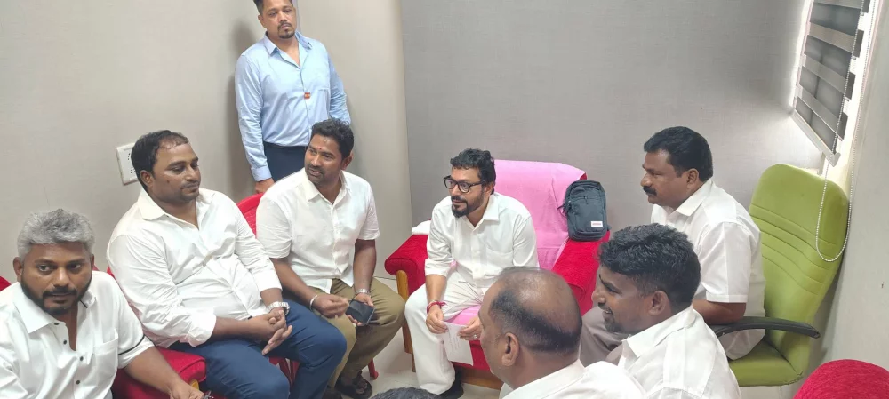 ஆந்திர அரசு கொண்டுவந்துள்ள தமிழக  மீனவர்களுக்கு எதிரான சட்டத்தால் பாதிக்கும் சென்னை விசைப்படகு மீனவர்களின் வாழ்வாதாரமான தொழில் பாதிப்பை மாண்புமிகு தமிழக முதல்வர் அவர்களின் கவனத்திற்கு கொண்டு சென்று ஆந்திர முதலமைச்சர் இடம் பேச்சுவார்த்தை நடத்த வேண்டி .