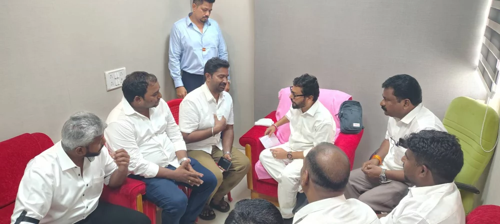 ஆந்திர அரசு கொண்டுவந்துள்ள தமிழக  மீனவர்களுக்கு எதிரான சட்டத்தால் பாதிக்கும் சென்னை விசைப்படகு மீனவர்களின் வாழ்வாதாரமான தொழில் பாதிப்பை மாண்புமிகு தமிழக முதல்வர் அவர்களின் கவனத்திற்கு கொண்டு சென்று ஆந்திர முதலமைச்சர் இடம் பேச்சுவார்த்தை நடத்த வேண்டி .