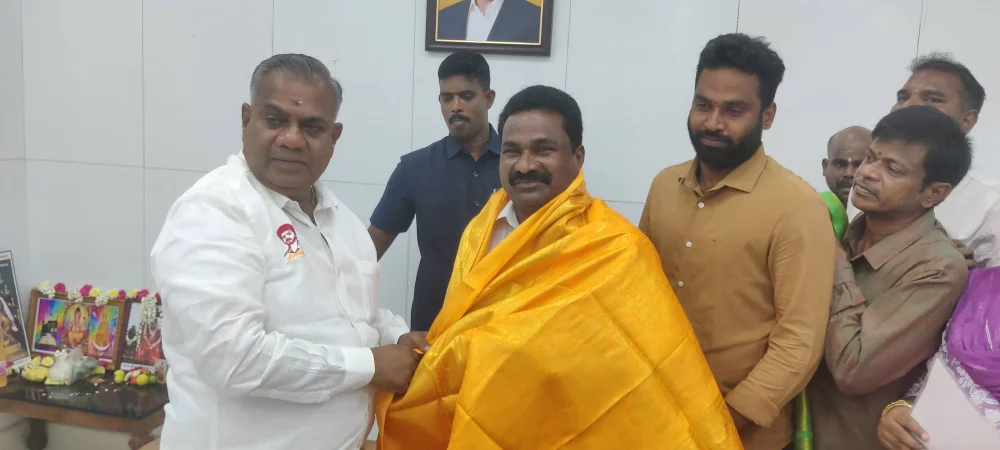 தமிழ்நாடு ஊரக வளர்ச்சித் துறை மற்றும் நீர்வளத் துறை அமைச்சராக பொறுப்பேற்றுள்ள தமிழக வெற்றி கழகத்தின் பொதுச் செயலாளர் மரியாதைக்குரிய மாண்புமிகு புஸ்ஸி  என் ஆனந்த் அவர்களை நேரில் சந்தித்து வாழ்த்து கூறிய போது.
