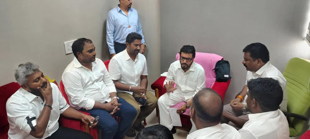 ஆந்திர அரசு கொண்டுவந்துள்ள தமிழக  மீனவர்களுக்கு எதிரான சட்டத்தால் பாதிக்கும் சென்னை விசைப்படகு மீனவர்களின் வாழ்வாதாரமான தொழில் பாதிப்பை மாண்புமிகு தமிழக முதல்வர் அவர்களின் கவனத்திற்கு கொண்டு சென்று ஆந்திர முதலமைச்சர் இடம் பேச்சுவார்த்தை நடத்த வேண்டி .