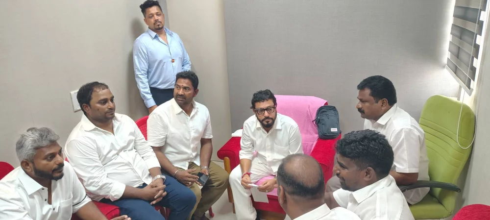 ஆந்திர அரசு கொண்டுவந்துள்ள தமிழக  மீனவர்களுக்கு எதிரான சட்டத்தால் பாதிக்கும் சென்னை விசைப்படகு மீனவர்களின் வாழ்வாதாரமான தொழில் பாதிப்பை மாண்புமிகு தமிழக முதல்வர் அவர்களின் கவனத்திற்கு கொண்டு சென்று ஆந்திர முதலமைச்சர் இடம் பேச்சுவார்த்தை நடத்த வேண்டி .