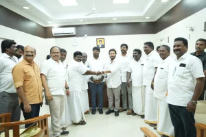 ராமேஸ்வரம் விசைப்படகு மற்றும் நாட்டுப் படகு மீனவர்கள் சங்கத் தலைவர்கள் மற்றும் மீன்வளம் மற்றும் மீனவர் நலத்துறை அமைச்சர் மற்றும் சுற்றுச்சூழல் அமைச்சர் உடன்.