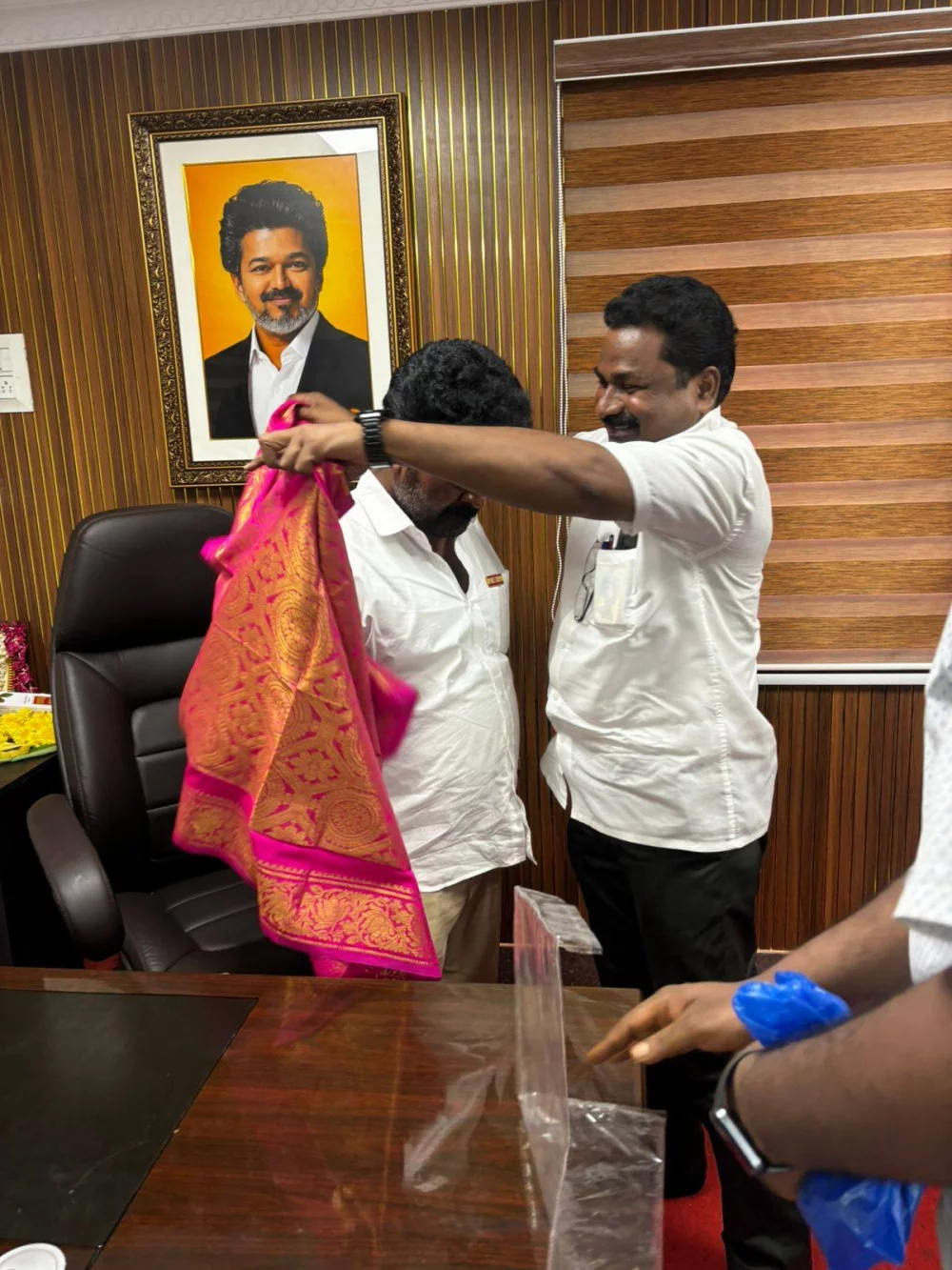 இராயபுரம் சட்டமன்ற உறுப்பினர் மரியாதைக்குரிய திரு. K.V.விஜய் தாமு MLA அவர்களின் சட்டமன்ற உறுப்பினர் அலுவலக திறப்பு விழாவில் நேரில் சென்று மரியாதை நிமித்தமாக வாழ்த்து தெரிவித்த போது.