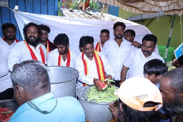 தமிழக வெற்றி கழகம் ஆர் கே நகர் 43வது வட்டத்தில் ராசிபுரம் பி பிளாக் அருகில் பந்தல் நீர்மோர் பழரசம் வழங்கும் நிகழ்ச்சியில் கிங் ஃபிஷ் டாக்டர் எம் டி தயாளன் சிறப்பு விருந்தினராக கலந்து கொண்டப்போது.