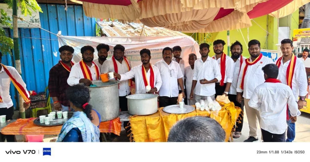 தமிழக வெற்றி கழகம் ஆர் கே நகர் 43வது வட்டத்தில் ராசிபுரம் பி பிளாக் அருகில் பந்தல் நீர்மோர் பழரசம் வழங்கும் நிகழ்ச்சியில் கிங் ஃபிஷ் டாக்டர் எம் டி தயாளன் சிறப்பு விருந்தினராக கலந்து கொண்டப்போது.