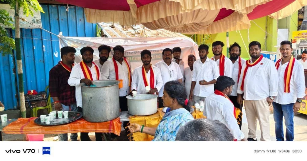 தமிழக வெற்றி கழகம் ஆர் கே நகர் 43வது வட்டத்தில் ராசிபுரம் பி பிளாக் அருகில் பந்தல் நீர்மோர் பழரசம் வழங்கும் நிகழ்ச்சியில் கிங் ஃபிஷ் டாக்டர் எம் டி தயாளன் சிறப்பு விருந்தினராக கலந்து கொண்டப்போது.