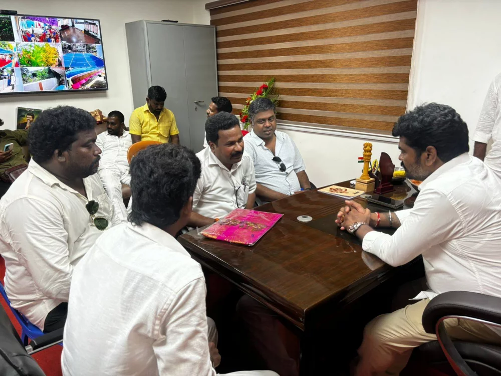 இராயபுரம் சட்டமன்ற உறுப்பினர் மரியாதைக்குரிய திரு. K.V.விஜய் தாமு MLA அவர்களின் சட்டமன்ற உறுப்பினர் அலுவலக திறப்பு விழாவில் நேரில் சென்று மரியாதை நிமித்தமாக வாழ்த்து தெரிவித்த போது.