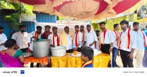 தமிழக வெற்றி கழகம் ஆர் கே நகர் 43வது வட்டத்தில் ராசிபுரம் பி பிளாக் அருகில் பந்தல் நீர்மோர் பழரசம் வழங்கும் நிகழ்ச்சியில் கிங் ஃபிஷ் டாக்டர் எம் டி தயாளன் சிறப்பு விருந்தினராக கலந்து கொண்டப்போது.