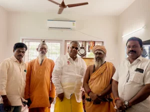 தமிழக வெற்றி கழகத்தின் பொதுச்செயலாளரும் இன்றைய ஊரக வளர்ச்சித் துறை மற்றும் நீர்வழித்துறை அமைச்சருமான மரியாதைக்குரிய மாண்புமிகு திரு புஸ்ஸி ஆனந்த் அவர்களுடன் யோகா சித்தர் குழுவினருடன் நான்.