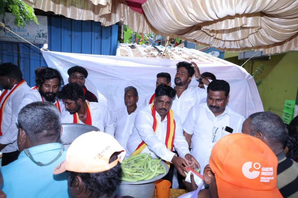தமிழக வெற்றி கழகம் ஆர் கே நகர் 43வது வட்டத்தில் ராசிபுரம் பி பிளாக் அருகில் பந்தல் நீர்மோர் பழரசம் வழங்கும் நிகழ்ச்சியில் கிங் ஃபிஷ் டாக்டர் எம் டி தயாளன் சிறப்பு விருந்தினராக கலந்து கொண்டப்போது.