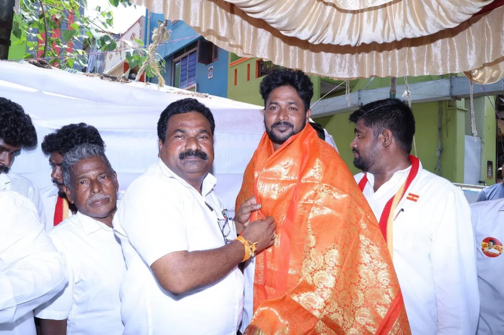 தமிழக வெற்றி கழகம் ஆர் கே நகர் 43வது வட்டத்தில் ராசிபுரம் பி பிளாக் அருகில் பந்தல் நீர்மோர் பழரசம் வழங்கும் நிகழ்ச்சியில் கிங் ஃபிஷ் டாக்டர் எம் டி தயாளன் சிறப்பு விருந்தினராக கலந்து கொண்டப்போது.