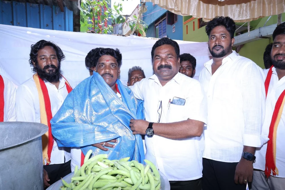 தமிழக வெற்றி கழகம் ஆர் கே நகர் 43வது வட்டத்தில் ராசிபுரம் பி பிளாக் அருகில் பந்தல் நீர்மோர் பழரசம் வழங்கும் நிகழ்ச்சியில் கிங் ஃபிஷ் டாக்டர் எம் டி தயாளன் சிறப்பு விருந்தினராக கலந்து கொண்டப்போது.